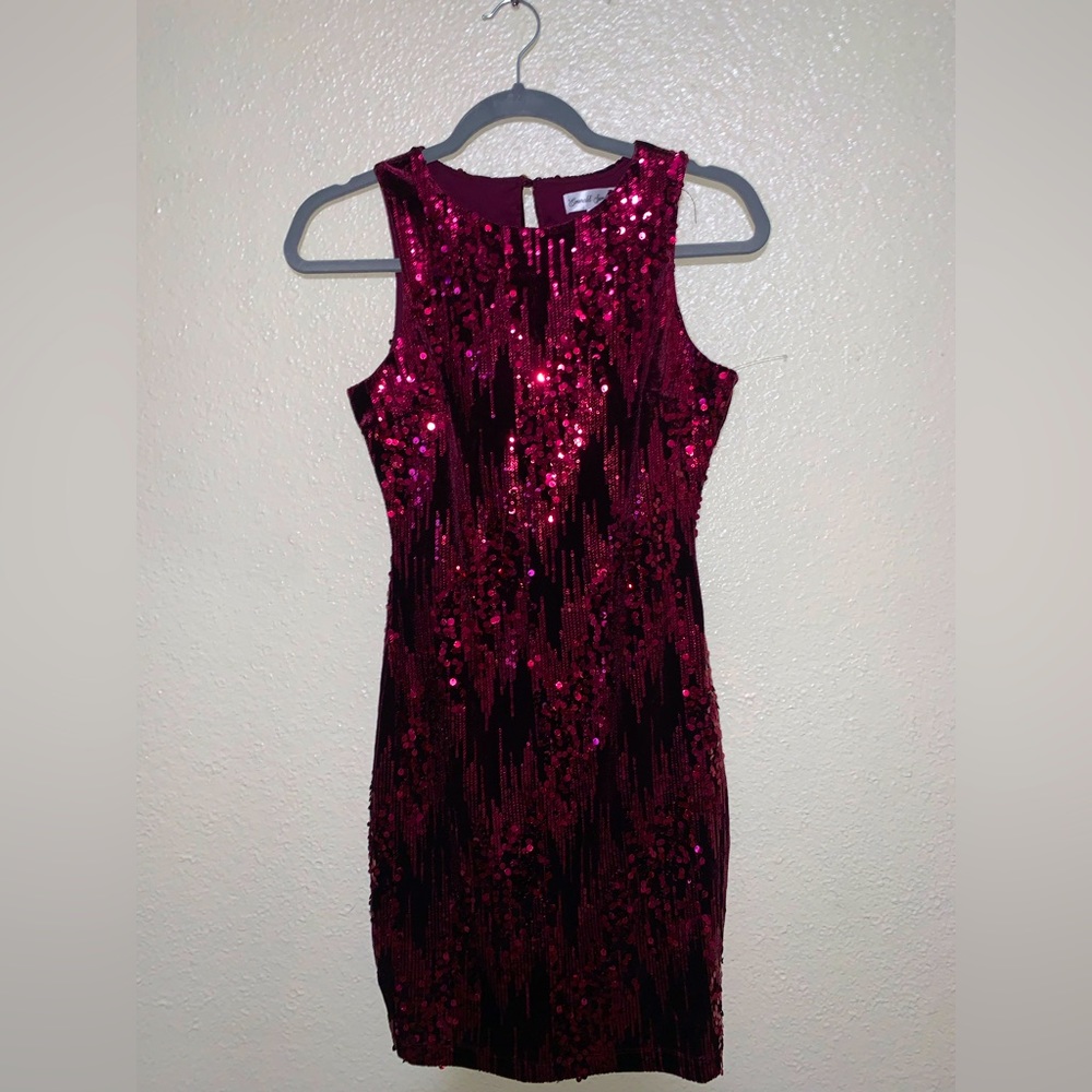 Sleeveless glam maroon dress